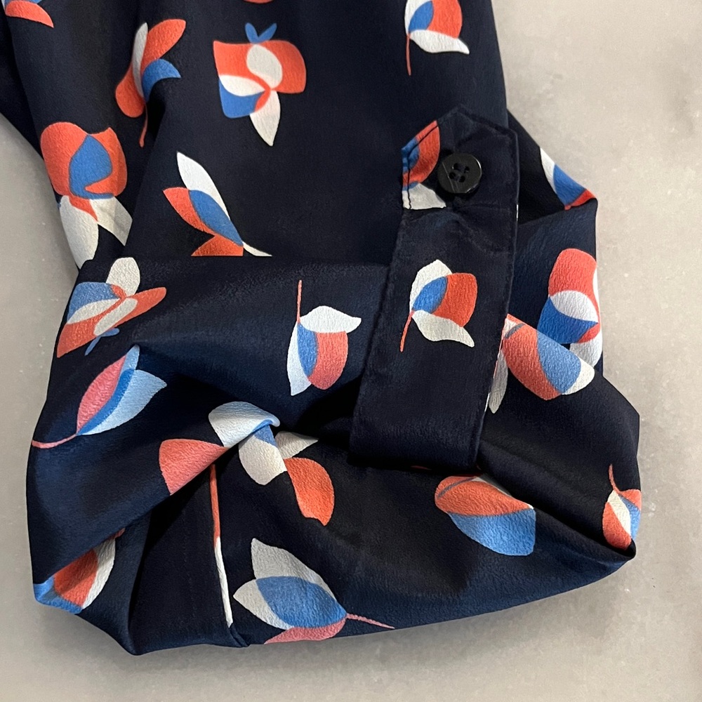 🎈Pixley Navy V Neck Floral Blouse🎁Bundle up to 5lbs for $20 Sale 📦 - Picture 13 of 13